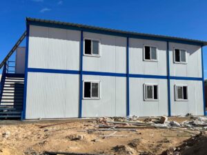 نموذج بيت جاهز (كرفان سكني) بتشطيب سوبر لوكس من الداخل والخارج من أعمال مصنع استبرق للبيوت الجاهزة في مصر.